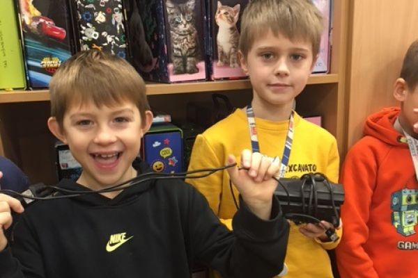 Chłopcy pokazują elektrośmieci