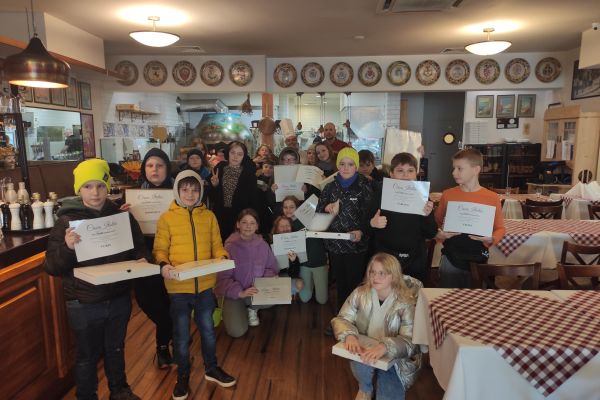 Grupa uczniów z certyfikatami