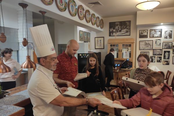 Kucharz dający autografy uczniom