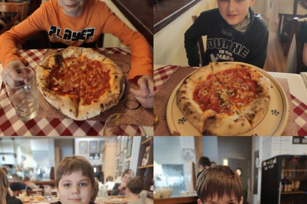 Chłopcy z własnoręcznie przygotowaną pizzą