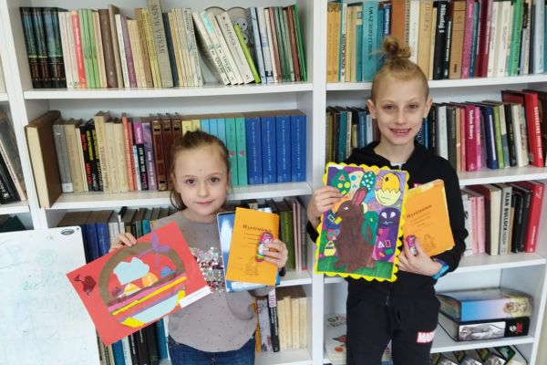Dzieci prezentują swoje prace, a także dyplomy i nagrody