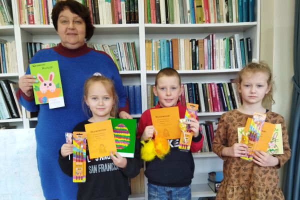 Nagrodzeni uczniowie i organizatorka konkursu prezentują prace konkursowe.