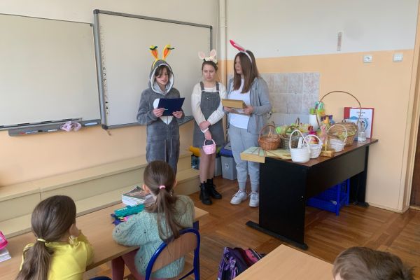 Wielkanocne zajączki odwiedzają dzieci w klasach i rozdają zadania i łamigłówki matematyczne