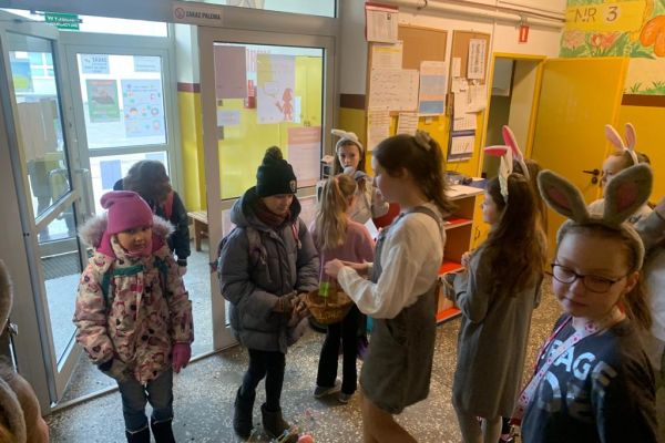 Zajączki matematyczne witają dzieci w progu  szkoły