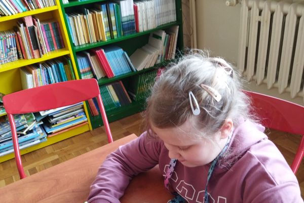 Uczennica koloruje rysunek