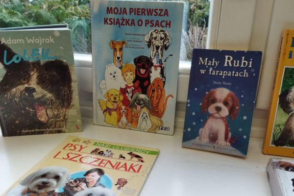 Wystawa książek o psach