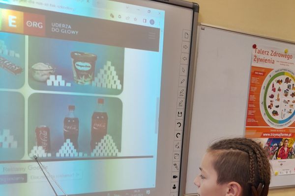 Uczeń sprawdza zawartość cukru w produktach