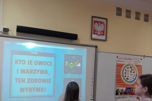 Uczniowie rozwiązują quiz
