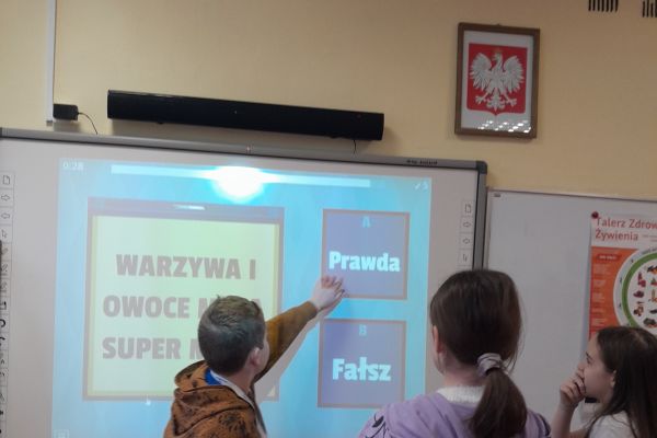 Uczniowie rozwiązują quiz