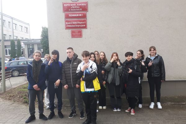 8b przed budynkiem Elektryka