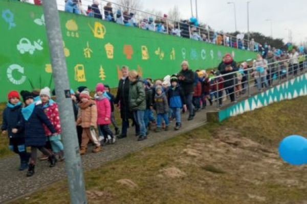 Dzieci biorące udział w marszu dla Autyzmu.