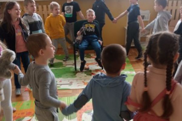 Dzieci śpiewają koledze Sto lat.