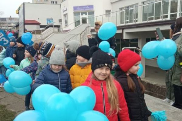 Dzieci z niebieskimi balonami.