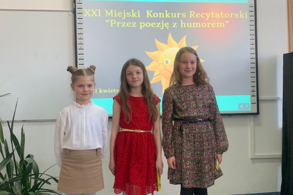 Uczestniczki Międzyszkolnego Konkursu Recytatorskiego