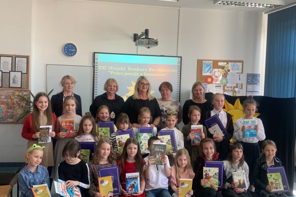 Pamiątkowe zdjęcie uczestników konkursu z organizatorami