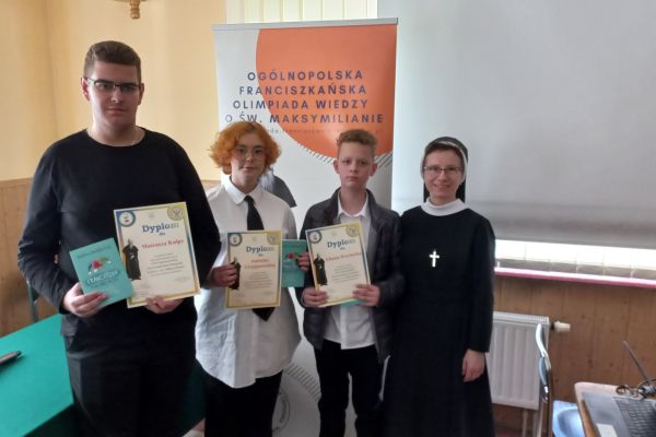 Reprezentanci naszej szkoły z siostrą Michaliną