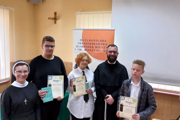 Reprezentanci naszej szkoły z siostrą Michaliną i organizatorem