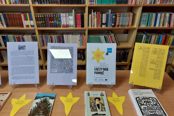 Wystawka o powstaniu w getcie warszawskim w bibliotece klas starszych