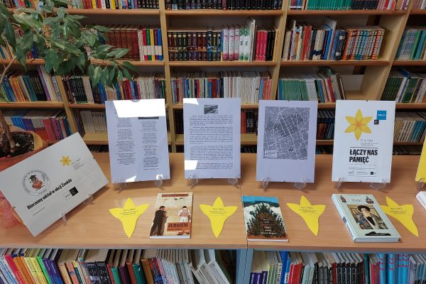 Wystawka o powstaniu w getcie warszawskim w bibliotece klas starszych