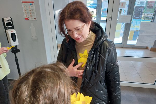 Uczniowie rozdają żonkile