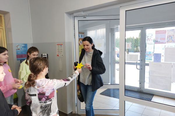 Uczniowie rozdają żonkile