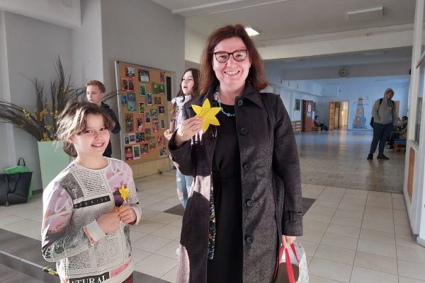 Uczniowie rozdają żonkile