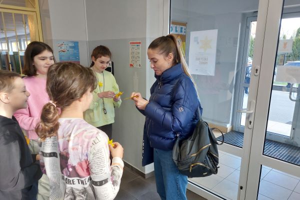 Uczniowie rozdają żonkile