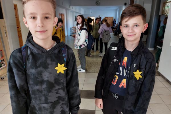 Chłopcy z przyczepionym żonkilem