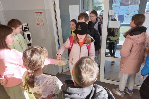 Uczniowie rozdają żonkile