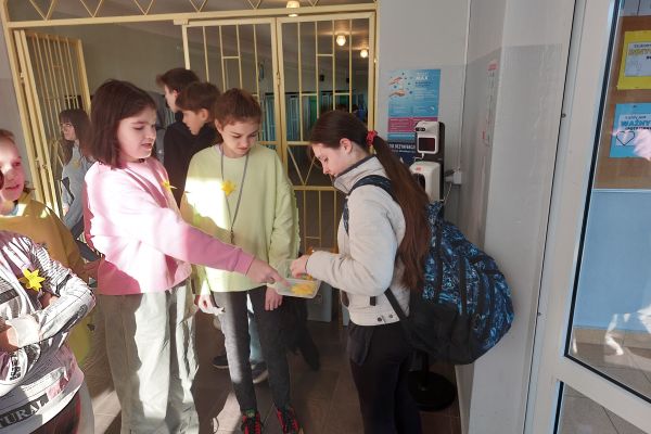 Uczniowie rozdają żonkile