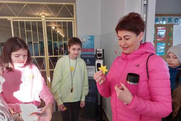 Uczniowie rozdają żonkile