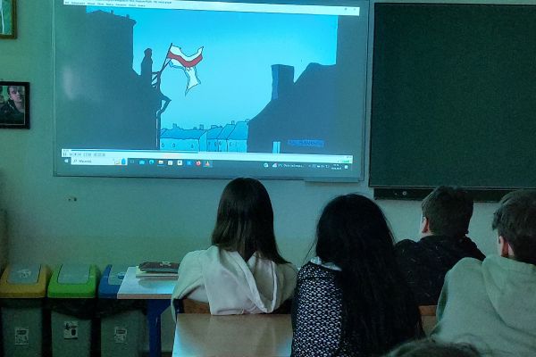 Uczniowie oglądają historię getta warszawskiego