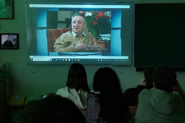 Uczniowie oglądają historię getta warszawskiego