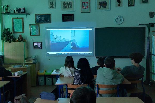 Uczniowie oglądają historię getta warszawskiego