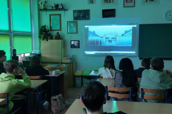 Uczniowie oglądają historię getta warszawskiego