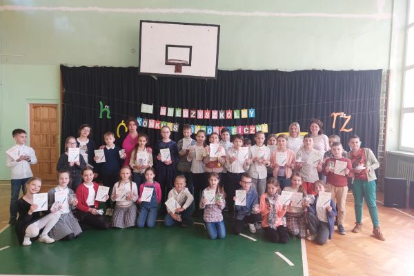 Pamiątkowe zdjęcie wszystkich uczestników z dyplomami i upominkami