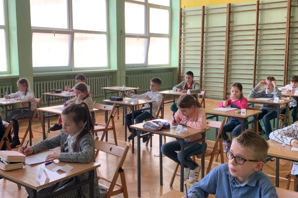 Uczniowie piszą dyktando.