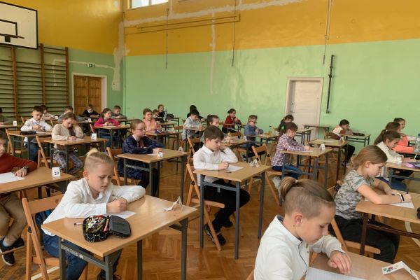 Uważne słuchanie i zapisywanie tekstu dyktanda