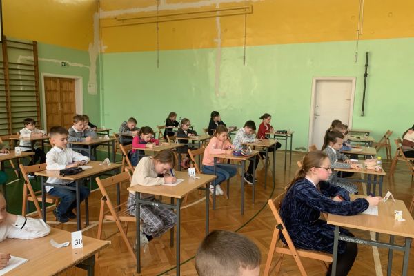 W skupieniu uczniowie piszą tekst dyktanda.