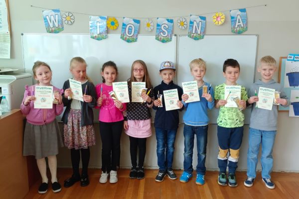 Wspólne zdjęcie z dyplomami i upominkami