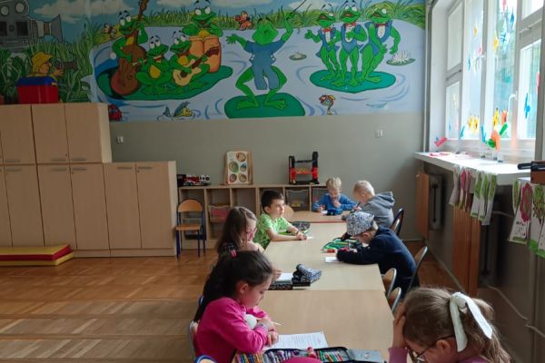 Uczniowie wypełniają test wiedzowy.