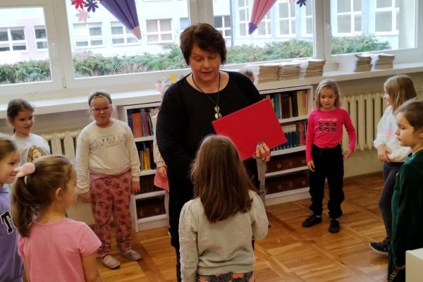 Pani Halina Hołowienko gratuluje uczennicy miana czytelnika SP3