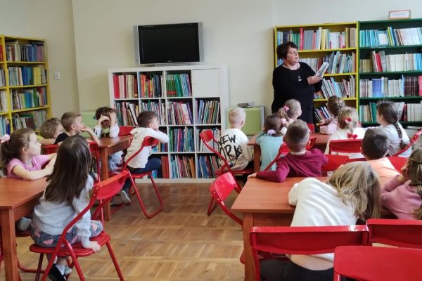 Pani Halina Hołowienko omawia budowę książki