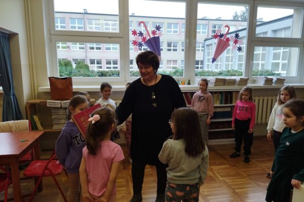 Pani Halina Hołowienko pasuje na czytelnika uczennicę