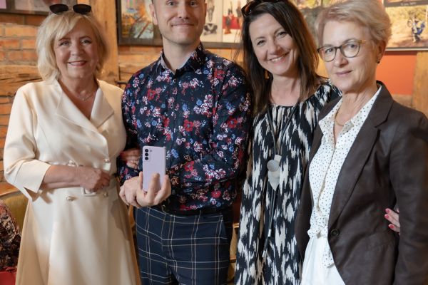 Organizatorki konkursy z witkacologiem dr. Przemysławem Pawlakiem