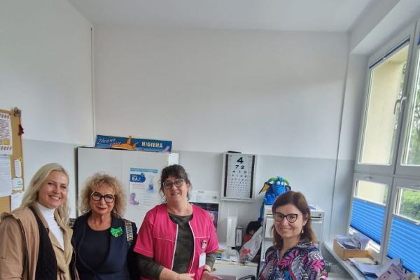 Przekazanie materiałów przez panią Danutę Wawrowską do gabinetu pielęgniarki