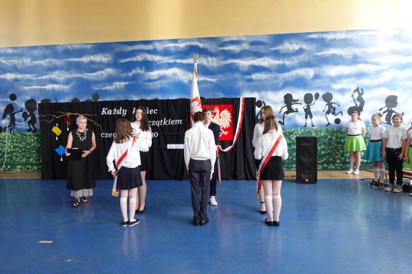 Przekazanie Sztandaru Szkoły klasom 7