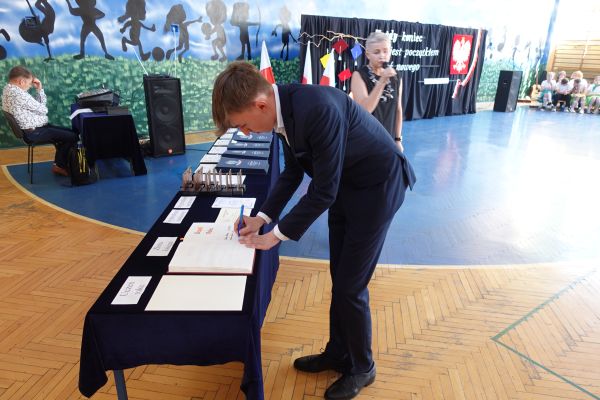 Wpis do Złotek Księgi wyróżnionych uczniów