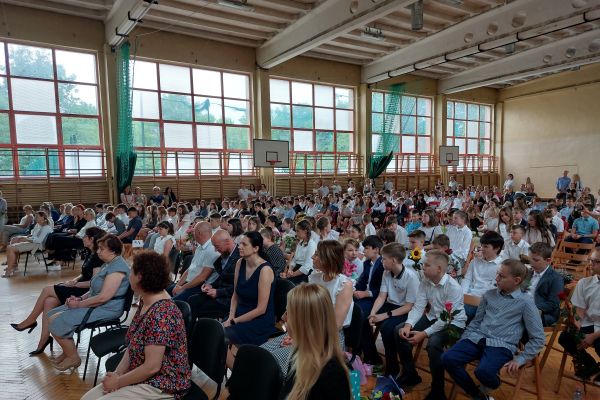 Zebrani uczniowie, nauczyciele i goście