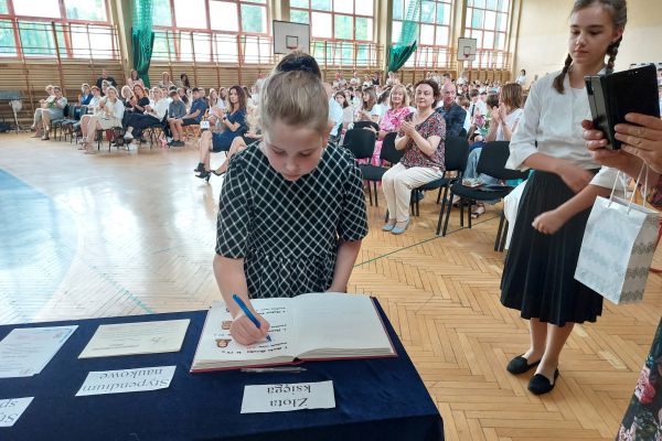 Wpis wyróżnionych uczniów do Złotej Księgi